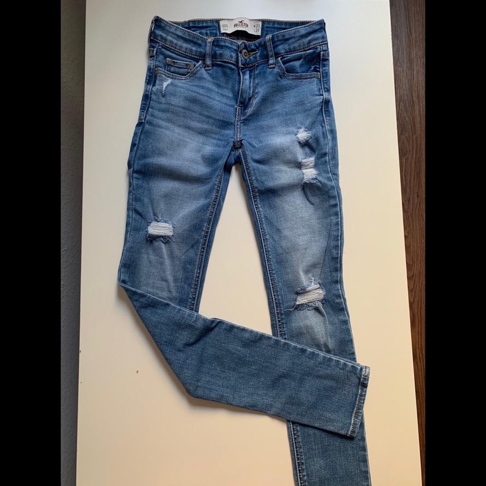 Hollister skinny jeans in destroyed size 23